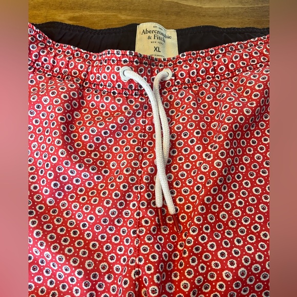 Abercrombie and Fitch Men’s Red Patterned Board Shorts size XL. - Picture 4 of 7